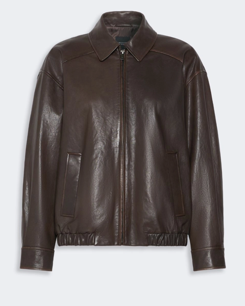 Giacca di ispirazione bomber con colletto a camicia e bordo capo elasticizzato.