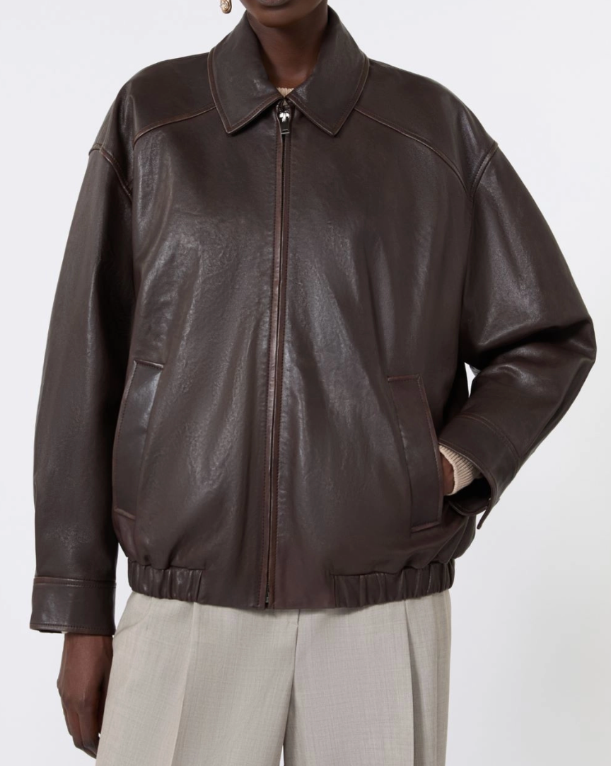 Giacca di ispirazione bomber con colletto a camicia e bordo capo elasticizzato.