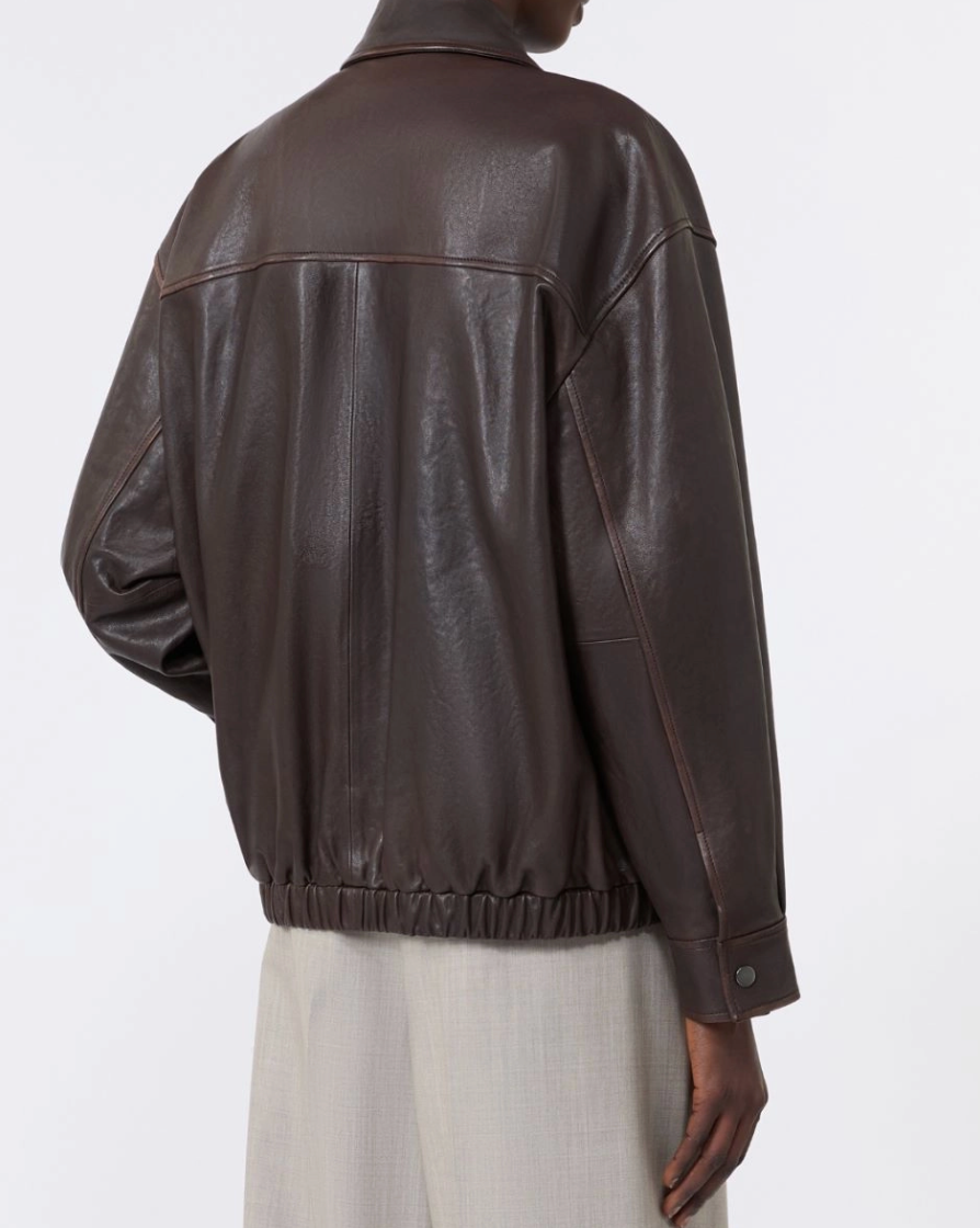 Giacca di ispirazione bomber con colletto a camicia e bordo capo elasticizzato.